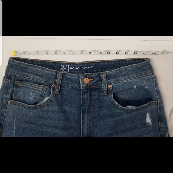 NO BOUNDARIES Distressed Jeans - Picture 8 of 9